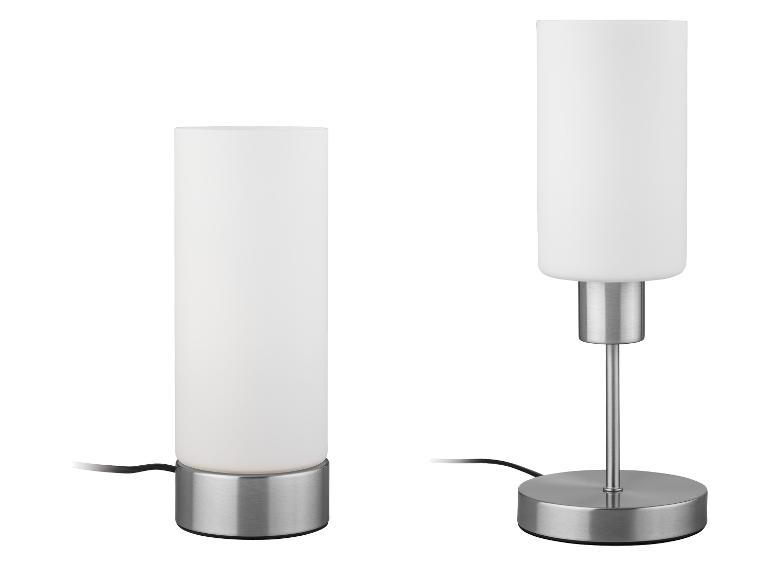 Twee tafellampen van matglas en geborsteld metaal, één kort, één hoog