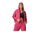 Vrouw in een roze hoodie en joggingbroek set.