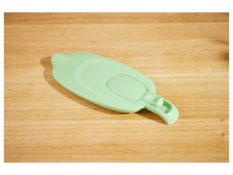 Mintgroene kandeksel op houten oppervlak.