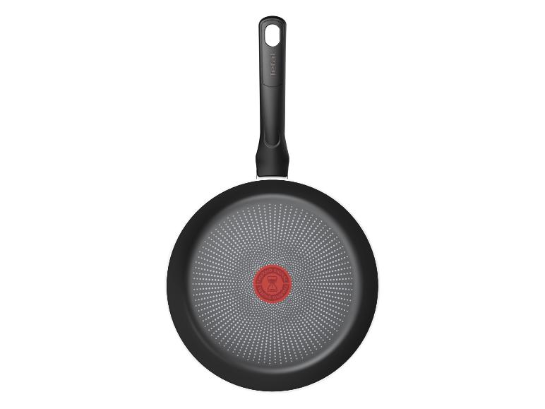 Tefal koekenpan met een zwart handvat en een grijs antiaanbak kookoppervlak