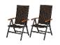 Twee bruine rotan opvouwbare tuinstoelen met houten armleuningen.