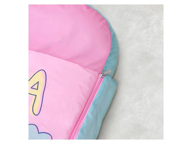 Roze slaapzak met rits en lichtblauwe bies, met een gele letter 'A' en een blauwe wolk.