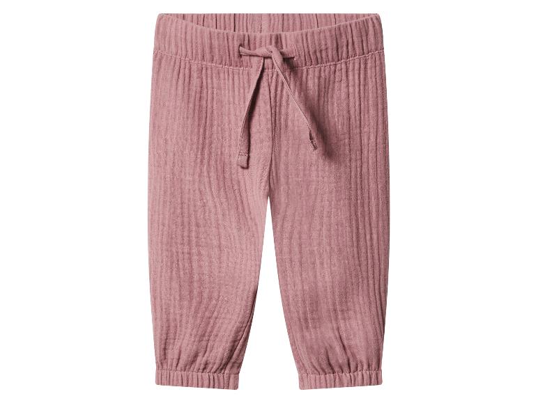 Roze mousseline broek met elastische tailleband en trekkoord.