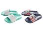 Twee paar slippers: turquoise met een witte bedrukte band en marineblauw met een bloemenpatroon.