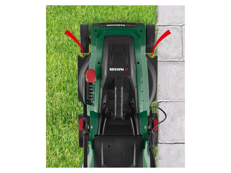 Bovenaanzicht van een groene grasmaaier op gras en bestrating, met rode pijlen die beweging aangeven.
