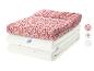 Katoenen beddengoedset met roze bloemenprint en witte lakens met palmbomen en stippen.