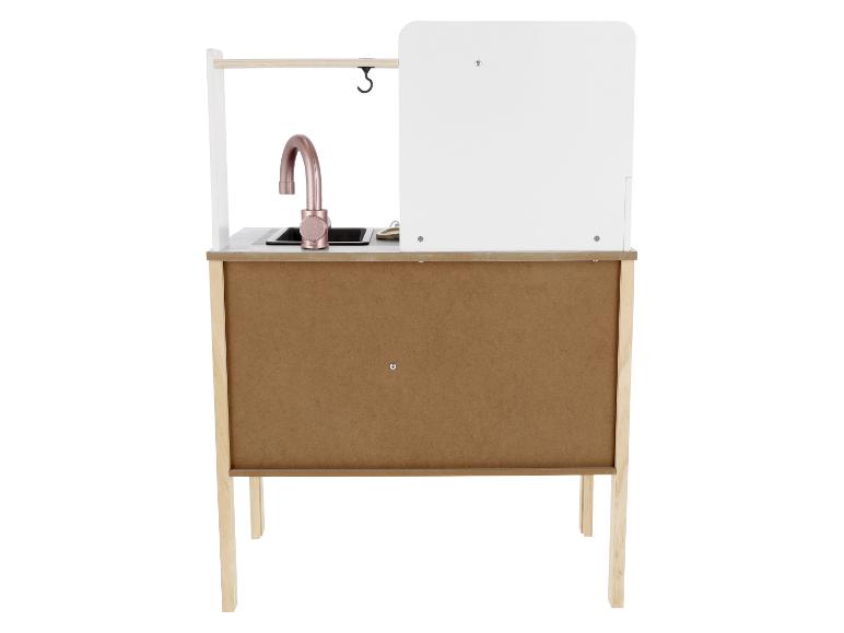 Houten speelgoedsink met een roségouden kraan en accessoires.