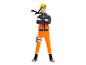Naruto-figuur met oranje broek en zwart jack.