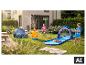 Kinderen spelen in de tuin met waterglijbaan, zeestersproeier en kinderzwembad. [AI-gegenereerde afbeelding]