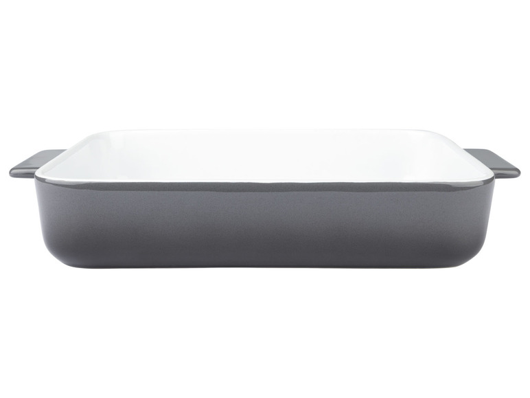Een grijze ovenschaal met witte binnenkant.