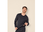 Man in donkerblauw shirt met lange mouwen en ondergoed.