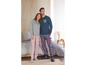 Een stel in bijpassende pyjama's met ruitjespatroon.