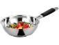 Roestvrijstalen pan met groenten, waaronder tomaten en courgette