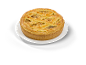 Goudbruine appeltaart met deegraster op een wit bord
