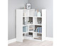 Een wit hoekrek met boeken, decoratieve voorwerpen en planten.