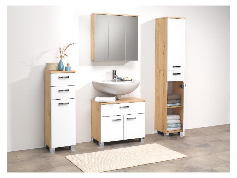 Badkamermeubels: wastafel, spiegelkast en hoge kasten.