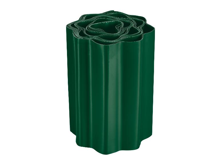 Een rol groene plastic randafwerking voor een gazon.