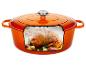 Oranje gietijzeren braadpan met gebraden kip, knoflook en kruiden.