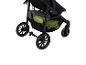 Zwarte kinderwagen met mand en babyaccessoires.