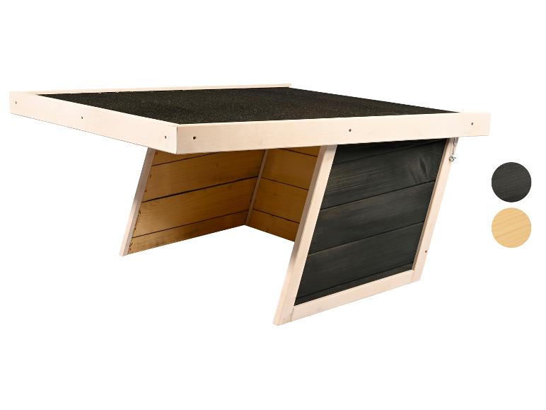 Houten dierenhok met plat dak in zwart en natuurlijke houtkleur.