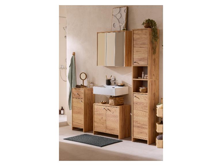 Badkamer met houten meubels, wastafel, spiegel en douche.