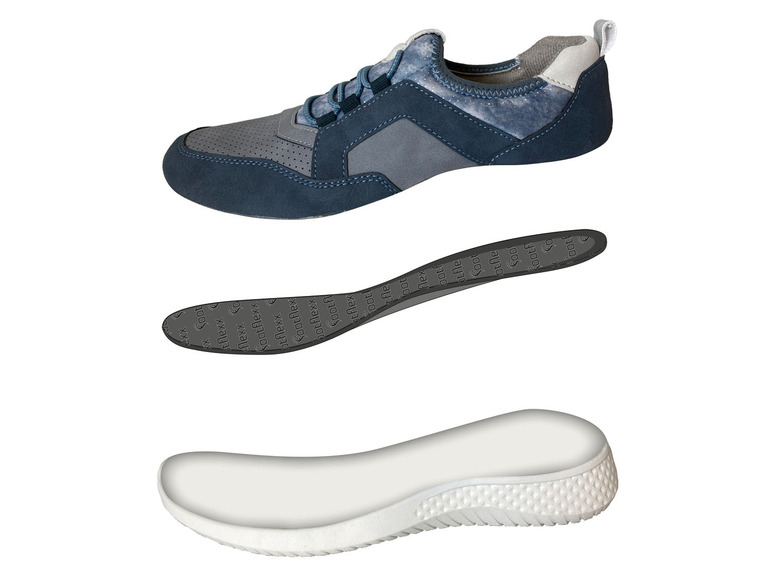 Blauwe sneakers met witte en zwarte zolen