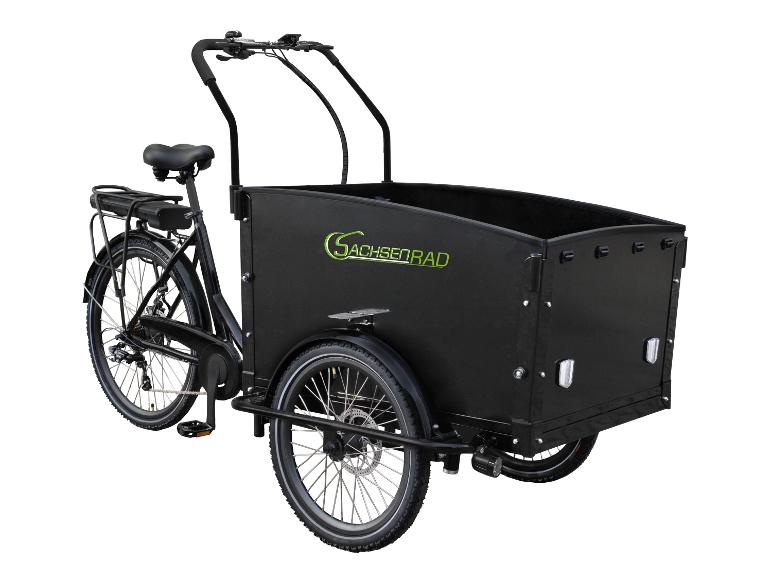 Zwarte driewielige bakfiets met een grote bak vooraan en een fietsgedeelte achteraan.