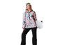 Vrouw in roze en blauwe snowboardjas, zwarte broek en bril, met een snowboard.