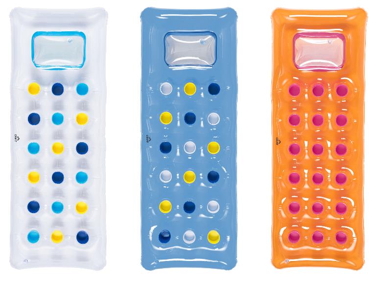 Drie transparante Crivit luchtbedden, blauw en oranje, voor het zwembad.