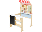 Houten speelgoedkraam met gestreepte luifel, schoolbord en planken vol eten.