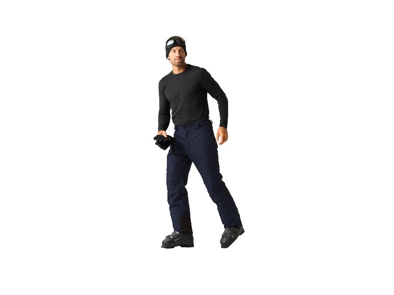 Man in marineblauwe skibroek, zwart shirt en skibril.