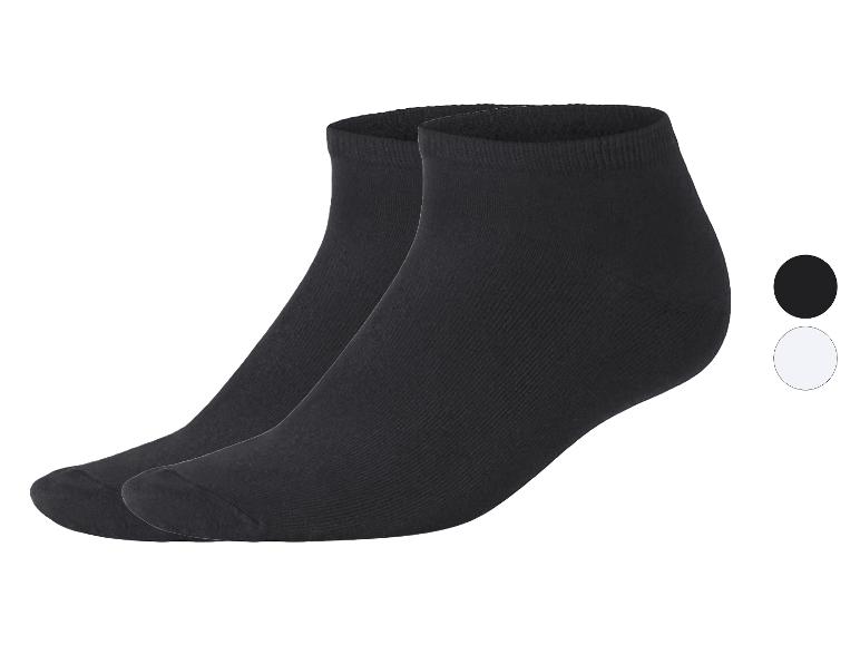 Een paar zwarte enkelsokken met zwarte en witte kleurdetails.