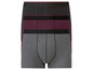 Drie paar boxershorts in grijs, zwart en bordeauxrood.