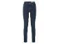 Donkerblauwe skinny jeans.