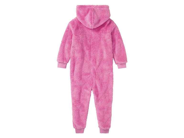 Een roze fleece onesie met capuchon.