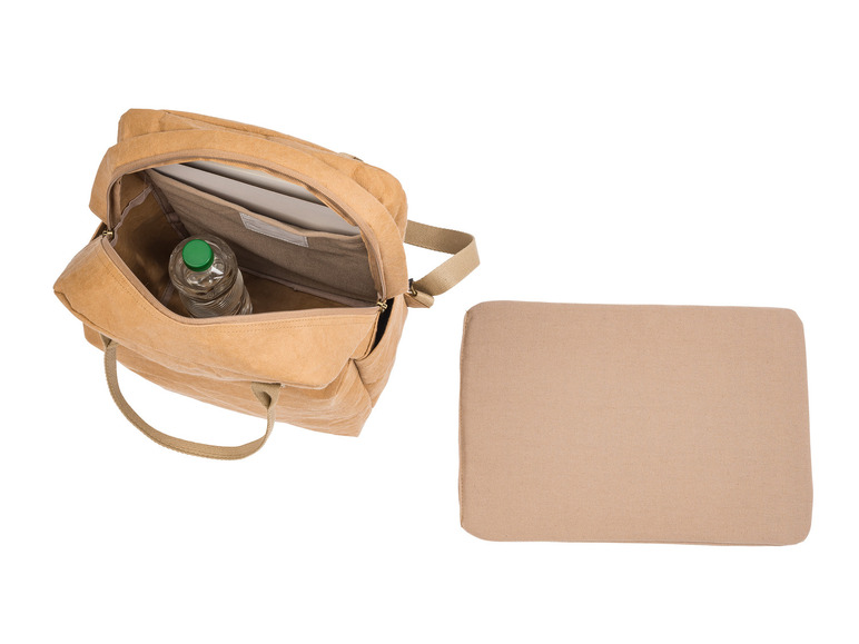 Een bruine leren tas met een waterfles er in.