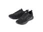 Twee zwarte hardloopschoenen met een wit logo en veters.