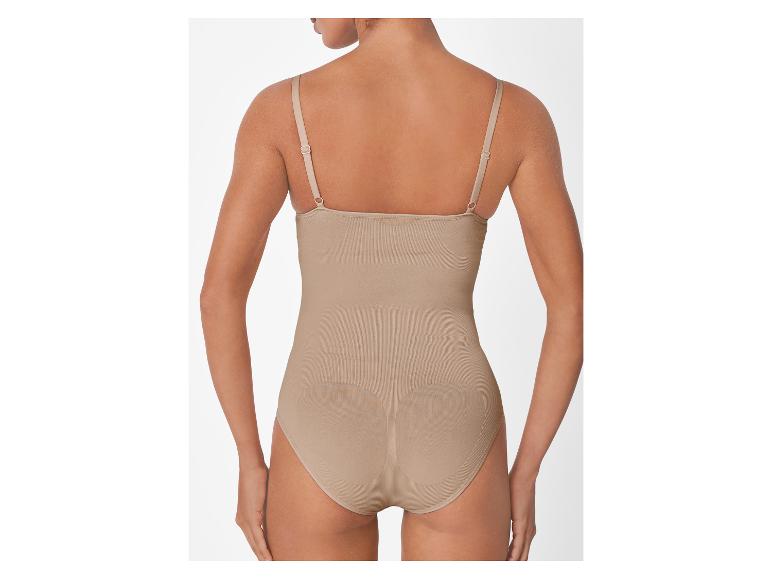 Vrouw in beige corrigerende body met dunne bandjes, achteraanzicht