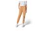 Beige joggingbroek met 'Wednesday' logo en witte sneakers.