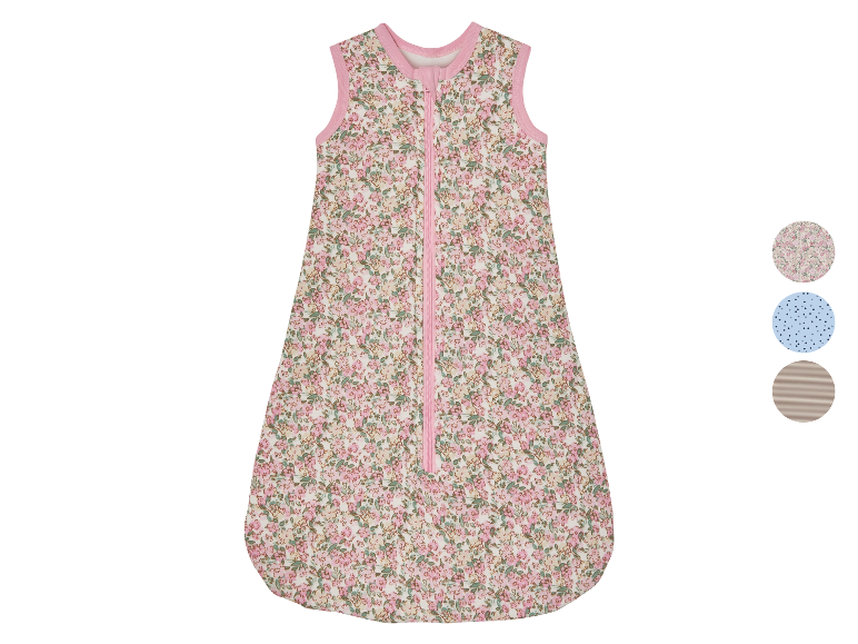 Roze baby slaapzak met bloemenprint.