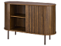 Houten dressoir met lamellen schuifdeuren en interne planken.