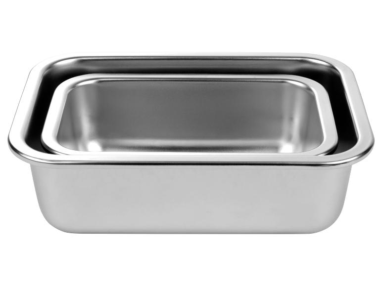 Twee geneste vierkante bakjes van roestvrij staal.