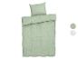 Saliegroen mousseline beddengoed met optioneel bloemenpatroon.