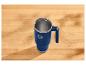 Blauwe thermische mok met handvat op een houten tafel