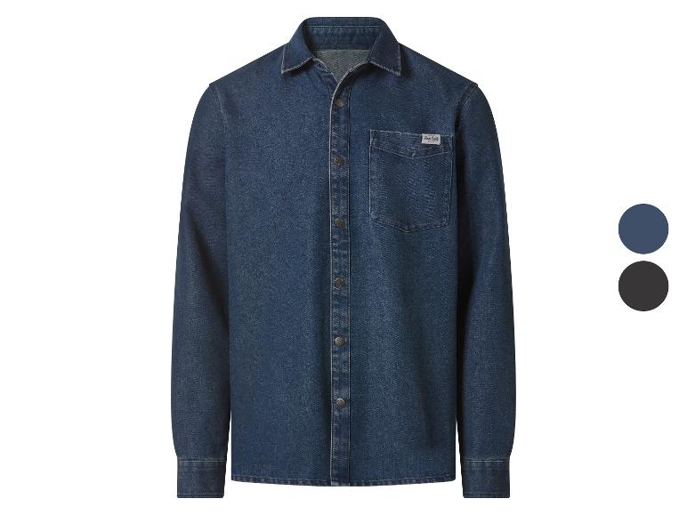 Donkerblauw denim herenoverhemd met knopen en borstzak.