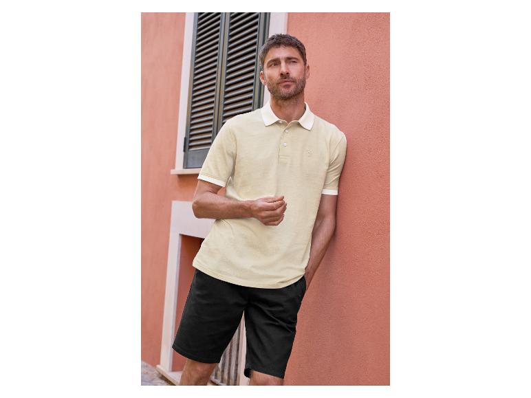 Beige polo shirt en zwarte shorts voor heren, zomerse stijl.