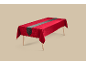 Rood tafelkleed met een grijze tafelloper op een houten tafel
