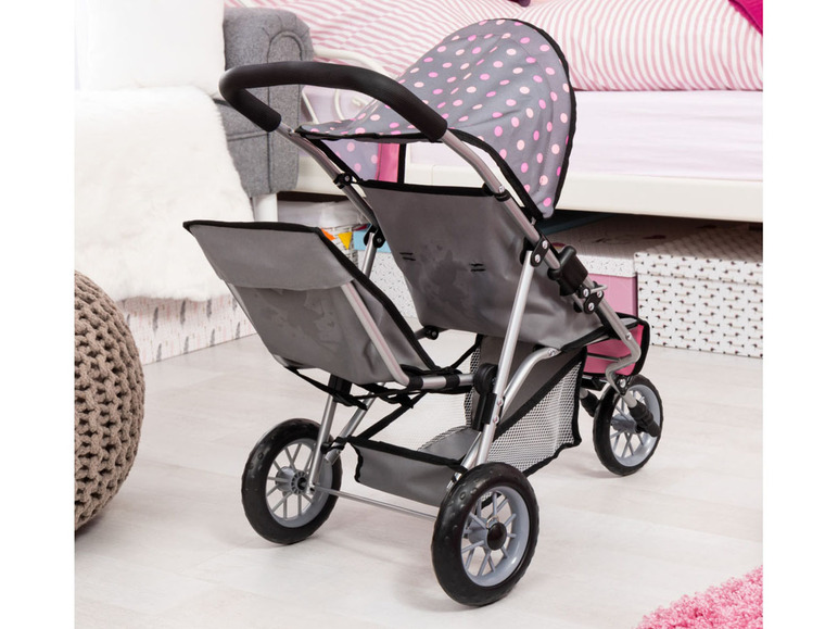 Een roze en grijze kinderwagen met stippen