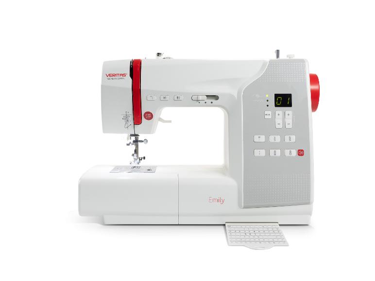 Witte naaimachine met rode accenten, een digitaal display en knoppen.