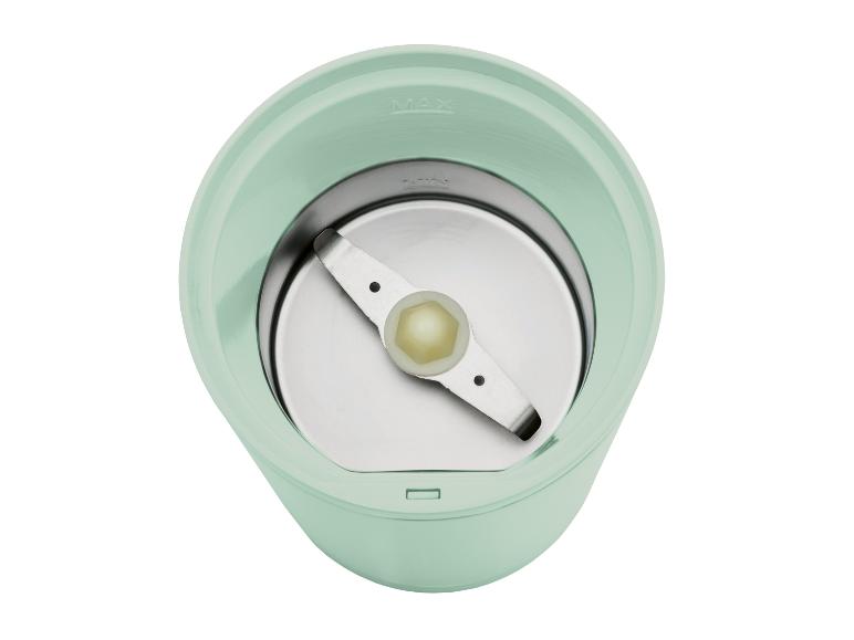 Groene keukenblender met metalen messen.